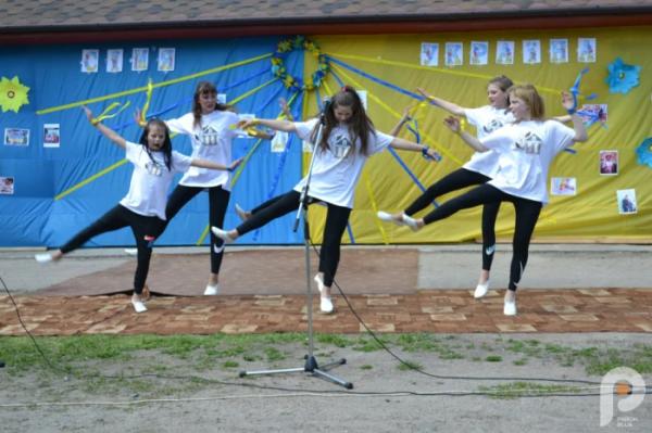 60 тисяч гривень для ЗСУ: учні Спецшколи у Великих Межирічах провели родинне свято та благодійний ярмарок25