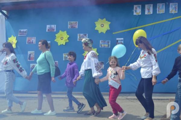 60 тисяч гривень для ЗСУ: учні Спецшколи у Великих Межирічах провели родинне свято та благодійний ярмарок71