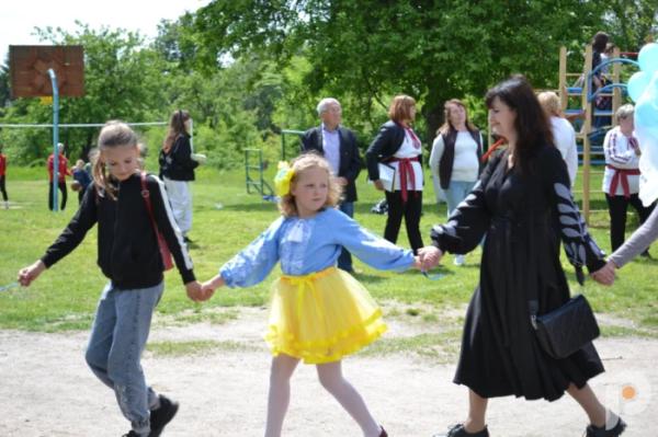 60 тисяч гривень для ЗСУ: учні Спецшколи у Великих Межирічах провели родинне свято та благодійний ярмарок53