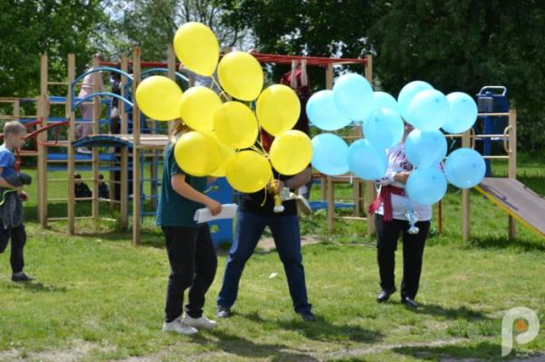 60 тисяч гривень для ЗСУ: учні Спецшколи у Великих Межирічах провели родинне свято та благодійний ярмарок35