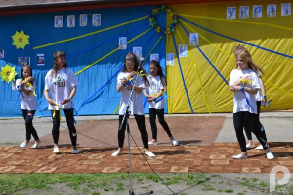 60 тисяч гривень для ЗСУ: учні Спецшколи у Великих Межирічах провели родинне свято та благодійний ярмарок16