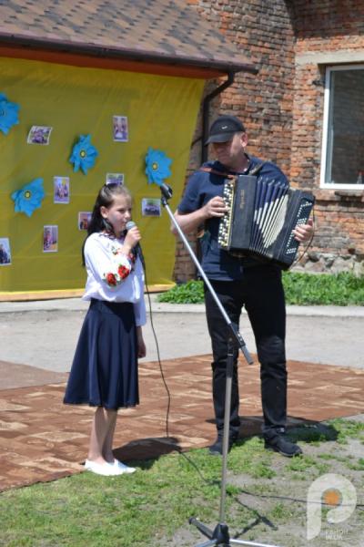 60 тисяч гривень для ЗСУ: учні Спецшколи у Великих Межирічах провели родинне свято та благодійний ярмарок75