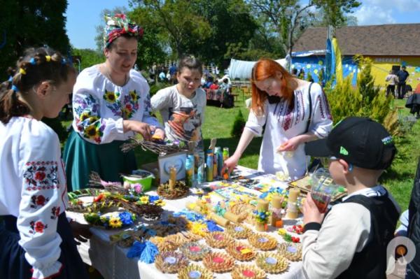 60 тисяч гривень для ЗСУ: учні Спецшколи у Великих Межирічах провели родинне свято та благодійний ярмарок51