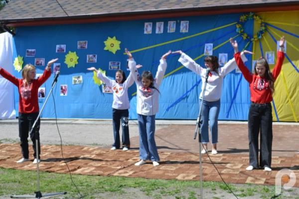 60 тисяч гривень для ЗСУ: учні Спецшколи у Великих Межирічах провели родинне свято та благодійний ярмарок27