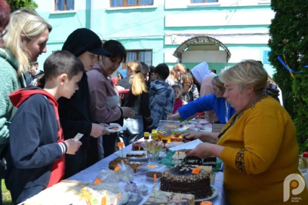 60 тисяч гривень для ЗСУ: учні Спецшколи у Великих Межирічах провели родинне свято та благодійний ярмарок5