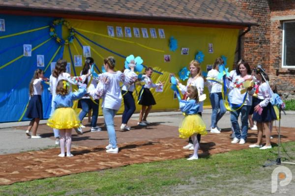 60 тисяч гривень для ЗСУ: учні Спецшколи у Великих Межирічах провели родинне свято та благодійний ярмарок62