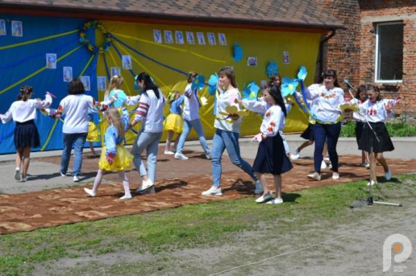 60 тисяч гривень для ЗСУ: учні Спецшколи у Великих Межирічах провели родинне свято та благодійний ярмарок13