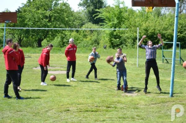 60 тисяч гривень для ЗСУ: учні Спецшколи у Великих Межирічах провели родинне свято та благодійний ярмарок20