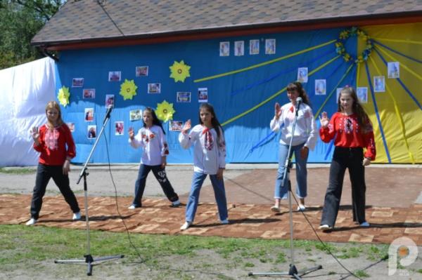 60 тисяч гривень для ЗСУ: учні Спецшколи у Великих Межирічах провели родинне свято та благодійний ярмарок67