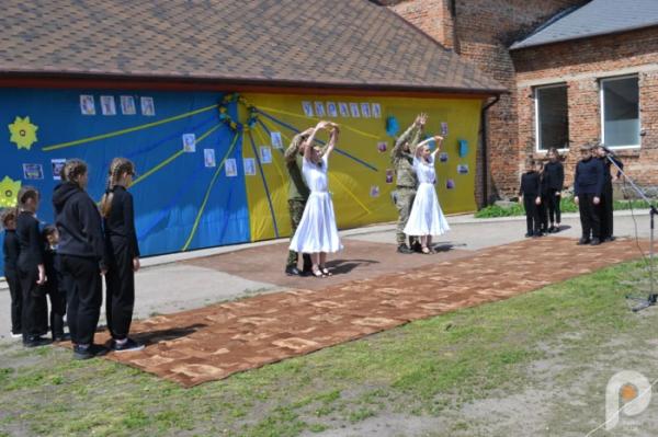 60 тисяч гривень для ЗСУ: учні Спецшколи у Великих Межирічах провели родинне свято та благодійний ярмарок55