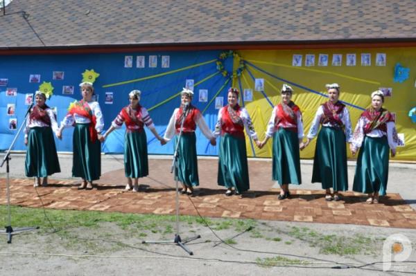 60 тисяч гривень для ЗСУ: учні Спецшколи у Великих Межирічах провели родинне свято та благодійний ярмарок89