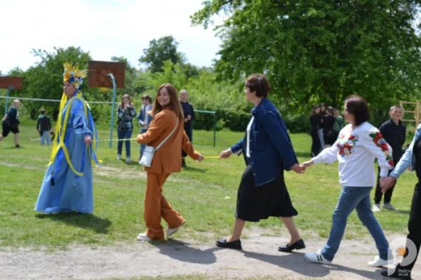 60 тисяч гривень для ЗСУ: учні Спецшколи у Великих Межирічах провели родинне свято та благодійний ярмарок56