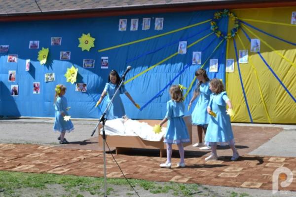 60 тисяч гривень для ЗСУ: учні Спецшколи у Великих Межирічах провели родинне свято та благодійний ярмарок73