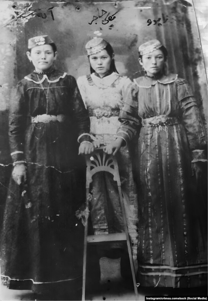 Родичі Лії у 1910-х роках. Вони родом із уже зниклого села Карангіт у Джанкойському районі Криму