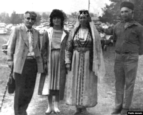 Активісти руху Решат Джемілєв, Ульвіє Аблаєва, Шефіка Консул та Різа Абдуллаєв