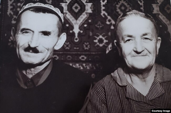 Осман і Шефіка, батьки батька Ескендера. Шефіка втратила дитину дорогою до місць депортації