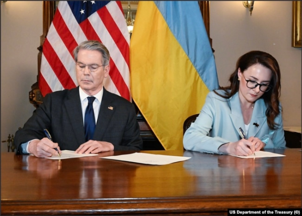 Міністр фінансів США Скотт Бессент і перша віцепрем’єр-міністерка, міністерка економіки України Юлія Свириденко підписують угоду про мінерали, фото Міністерства фінансів США