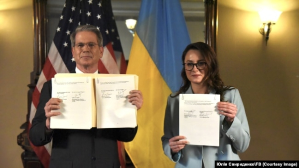 Міністр фінансів США Скотт Бессент та міністерка економіки України Юлія Свириденко під час підписання угоди ​​про створення Інвестиційного фонду відбудови США–Україна