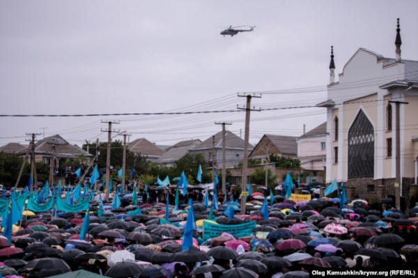 Гелікоптери над жалобним мітингом у Сімферополі, 18 травня 2014 року