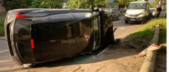 ДТП на Державності в Луцьку – водій зніс стовпа, авто перевернулося