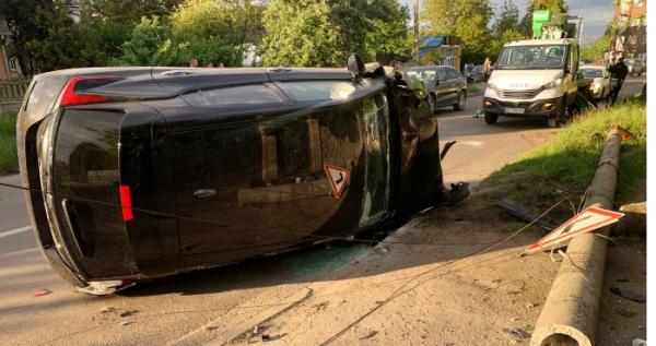 П'яна ДТП на Державності в Луцьку - водій зніс стовпа, авто перевернулося