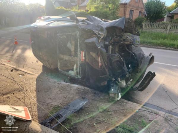 У Луцьку водій з ознаками сп’яніння не впорався з керуванням і в’їхав в електроопору, його авто перевернулося