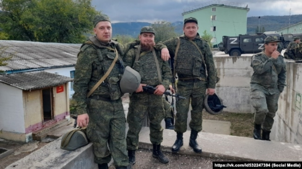 Фото, зроблене на території 126-ї ОБрБО РФ у Перевальному, Крим. У центрі – військовослужбовець Сергій Рибалко, знімок розміщено на сторінці Рибалка 28 вересня 2022 року