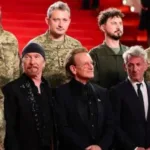 Фронтмен гурту U2 Боно вийшов на червоний хідник Каннського кінофестивалю разом з українськими військовими