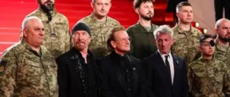 Фронтмен гурту U2 Боно вийшов на червоний хідник Каннського кінофестивалю разом з українськими військовими