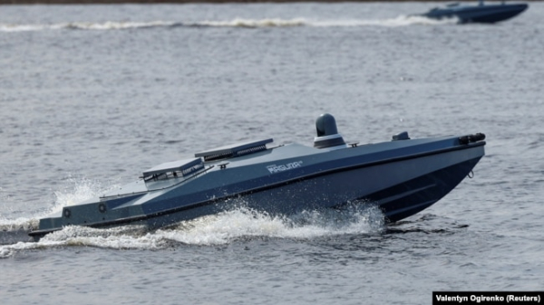 Український безпілотний морський апарат Magura V5 на воді під час виставки військової техніки та зброї, 13 квітня 2024 року