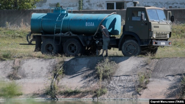 Автоцистерна під час забору води у ставку села Костянтинівка Сімферопольського району, серпень 2020 року