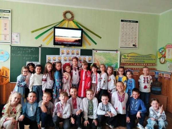 Як ковельчани одягалися у святкові вишиванки 202511