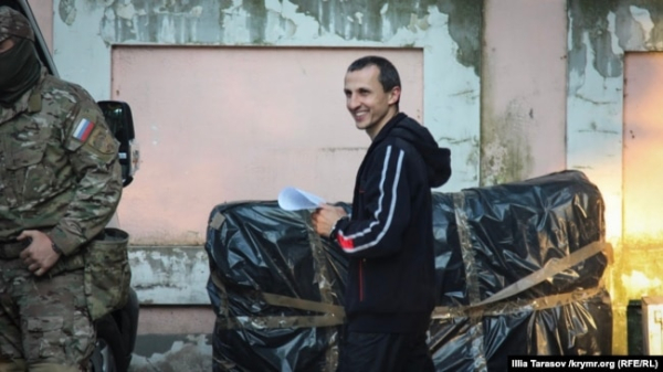 Сервер Мустафаєв у супроводі російських силовиків на другий день після свого затримання. Сімферополь, 22 травня 2018 року