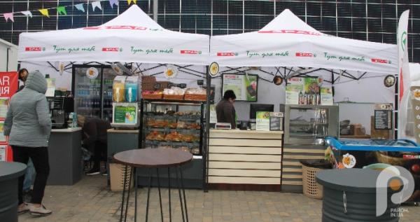 Класичний смак та традиції української кухні: у Луцьку  на Food Fest гостей частували варениками та дерунами