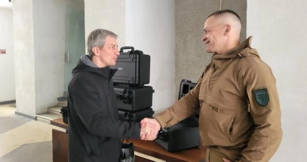 Ковельська громада передала квадрокоптер для підрозділу, в якому служить ковельчанин Віталій Пясецький