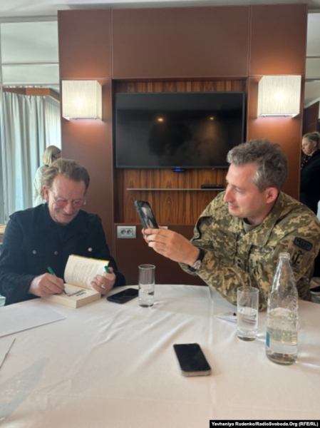 Лідер гурту U2 Боно виправив заголовок і підписав книгу у подарунок для засновника «Культурного десанту» Колі Сєрги