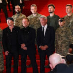 Лідер гурту U2: «Важливо нагадувати світові про щоденний героїзм українських військових»