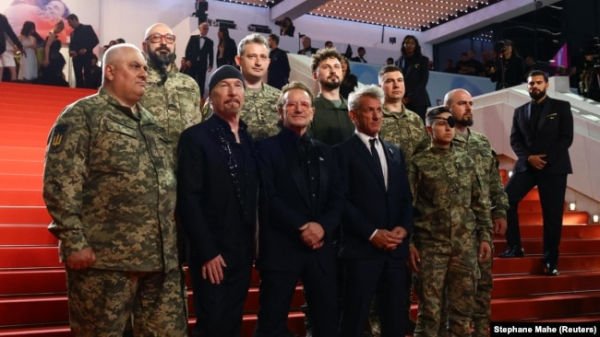 Лідер гурту U2: «Важливо нагадувати світові про щоденний героїзм українських військових»1