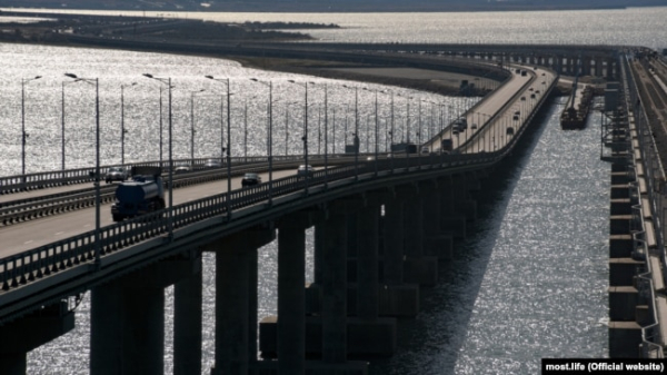 Автомобілі на Керченському мосту, архівне фото