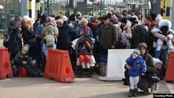 Українські біженці на румунському кордоні під час повномасштабного вторгнення Росії, архівне фото