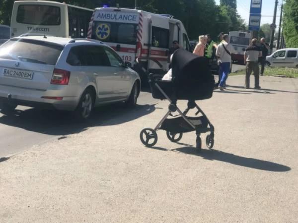 У Луцьку на вулиці Захисників України сталася аварія за участю автівки з будівельним краном, фото - ФБ Автоандони Луцька