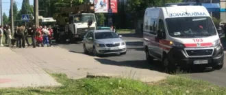 Маму з немовлям у візку збила на переході вантажівка-кран у Луцьку, - ЗМІ