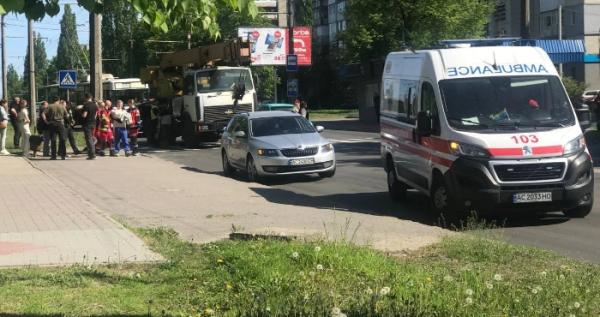 У Луцьку на вулиці Захисників України сталася аварія за участю автівки з будівельним краном, фото - ФБ Автоандони Луцька