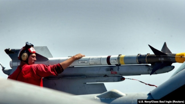 Авіаційний технік оглядає ракету AIM-9 Sidewinder перед польотом. Архівне фото