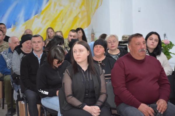 На Дубенщині родинам загиблих бійців вручили державні нагороди5