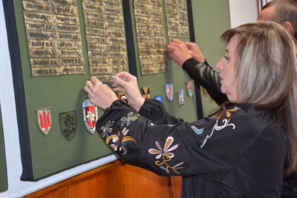 На Дубенщині вшанували полеглих воїнів: родинам захисників України вручили державні нагороди10