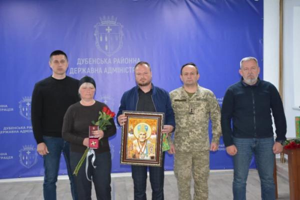 На Дубенщині вшанували полеглих воїнів: родинам захисників України вручили державні нагороди8