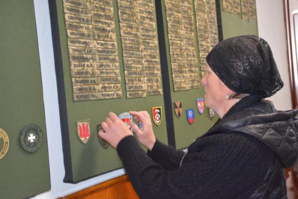 На Дубенщині вшанували полеглих воїнів: родинам захисників України вручили державні нагороди4