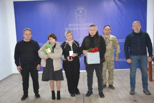 На Дубенщині вшанували полеглих воїнів: родинам захисників України вручили державні нагороди6
