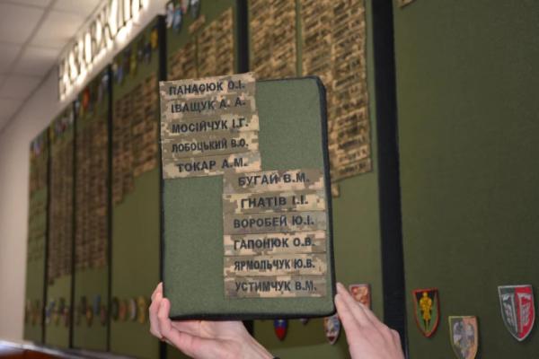 На Дубенщині вшанували полеглих воїнів: родинам захисників України вручили державні нагороди12